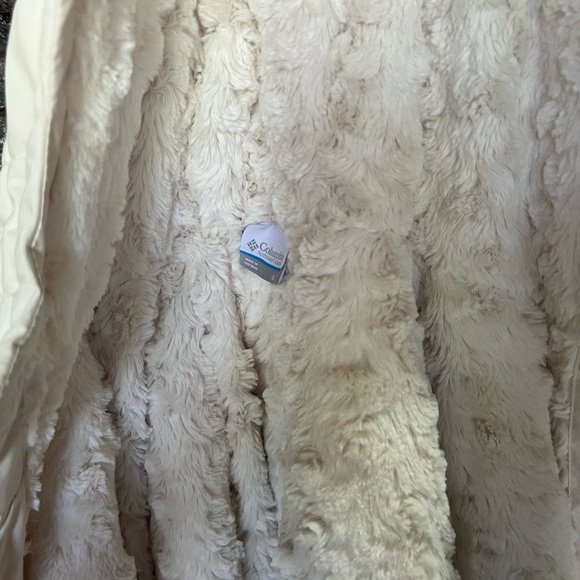 White Quilted Puffer Jacket with Hood and Stand-Up Collar - Picture 9 of 9